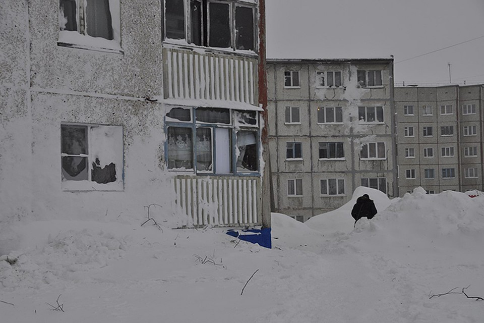 На стенах панельных пятиэтажек Кукисвумчорра - следы лавины Фото: Александра ЛЕБЕДЕВА