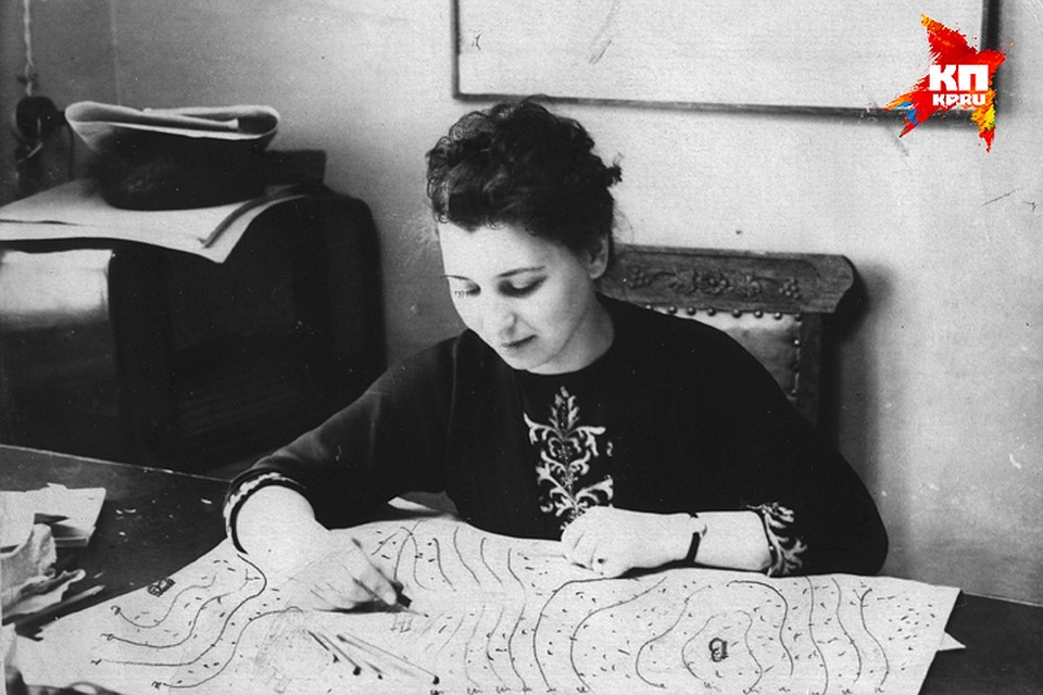 Обработка карты погоды. 1950 год. Фото: Архив аэропорта Стригино Фото: Иван НИЖЕГОРОДОВ