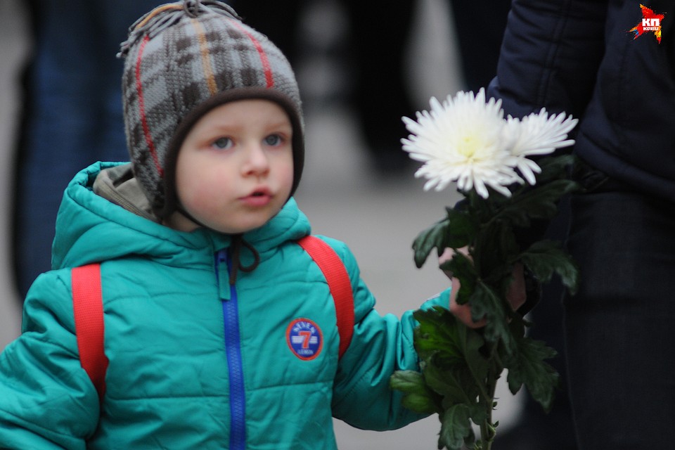 Люди несли живые цветы, многие приходили с детьми. Фото: Виктор ГИЛИЦКИЙ
