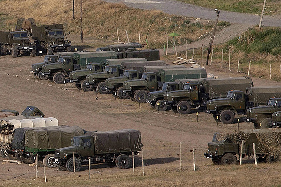Стоянка военной техники на демаркационной линии со стороны Армении. Фото ИТАР-ТАСС/ Антон Якунин