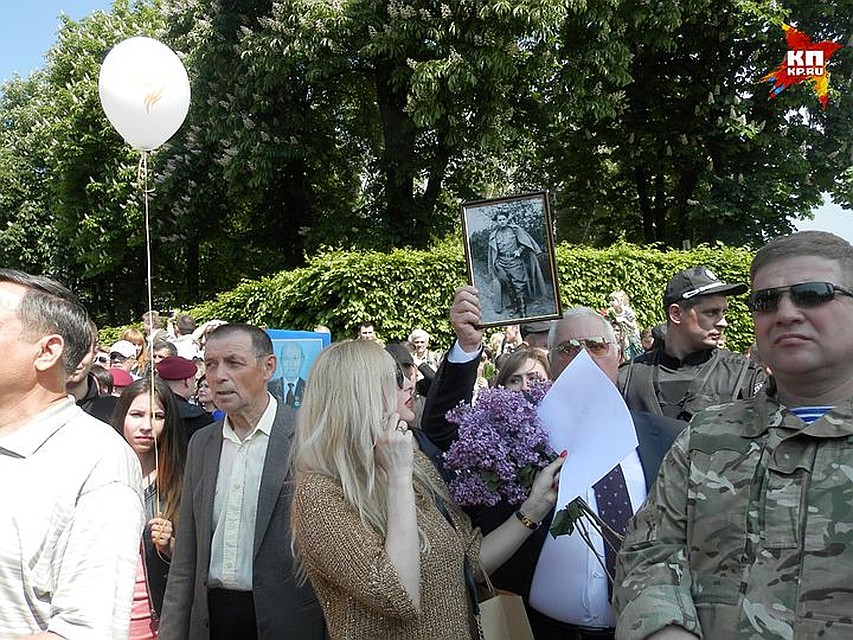 Перед началом шествия у многих проверяли сумки, лезли даже в кошельки, проверяя наличие георгиевских лент Фото: Полина ОРЛОВСКАЯ