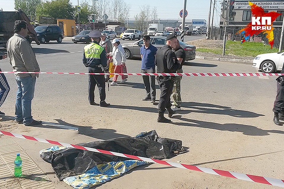 Труп погибшего в ходе беспорядков лежит у входа на Хованское кладбище. Фото: Владимир ВЕЛЕНГУРИН
