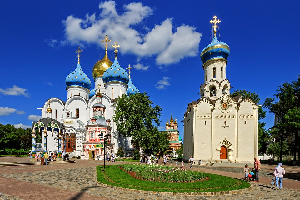 Успенский собор Троице-Сергиевой лавры построен в XVI веке и повторяет формы кремлевского. Однако, при строительстве храма в Сергиевом Посаде, зодчим предписано было увеличить все размеры на полторы сажени. Фото автора