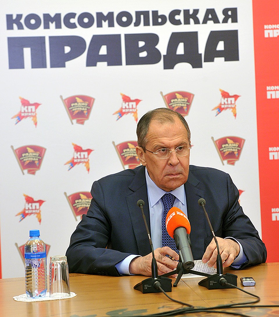 Глава МИД РФ Сергей Лавров во время общения с журналистами "Комсомольской правды". Фото: Михаил ФРОЛОВ
