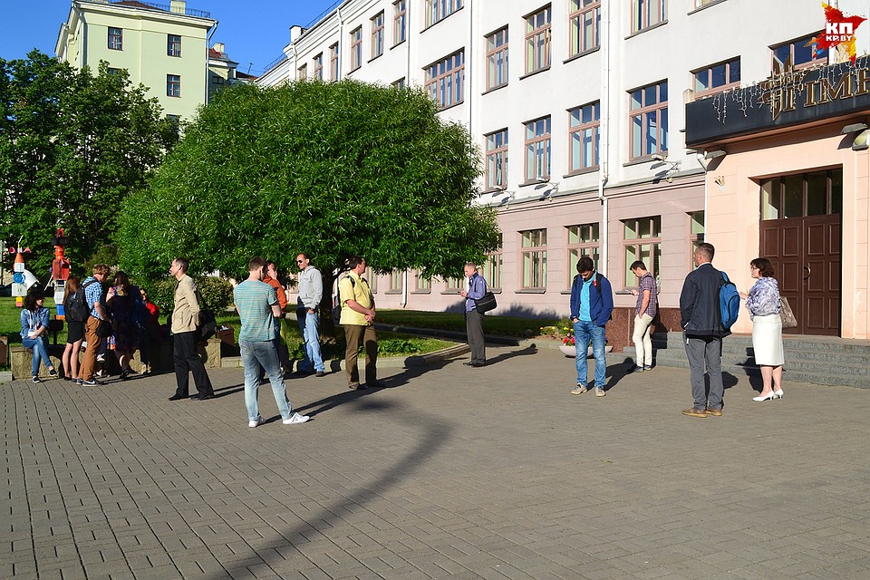 Родители спешат занять очередь как можно раньше. Фото: Алеся ДОБЫШ
