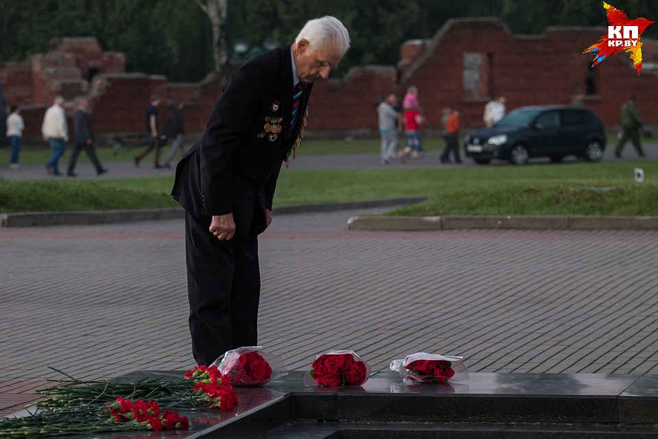 Ветеран склонил голову в память о своих сослуживцах. Фото: Оксана БРОВАЧ