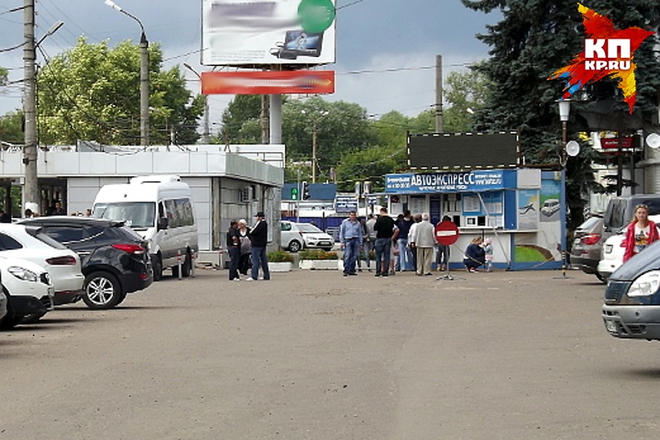 Кассы заказных автобусов на улице, где пассажиры стоят и в жару, и в дождь, и в стужу Фото: Василий ХОДАРЕВ