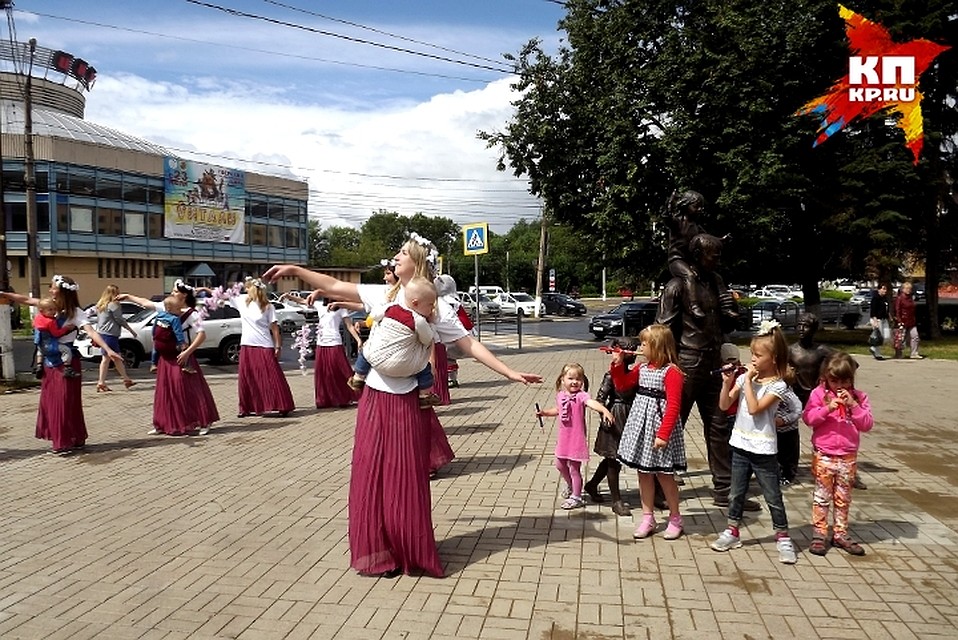 Даже тучи разошлись, и выглянуло солнце, когда мамы пошли танцевать Фото: Ирина ТАРАСОВА