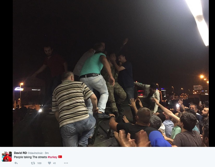 В Стамбуле люди взбираются на танки, выведенные на улицы Фото: СОЦСЕТИ