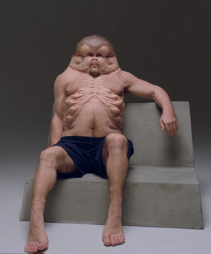 Голова похожа на шлем. 