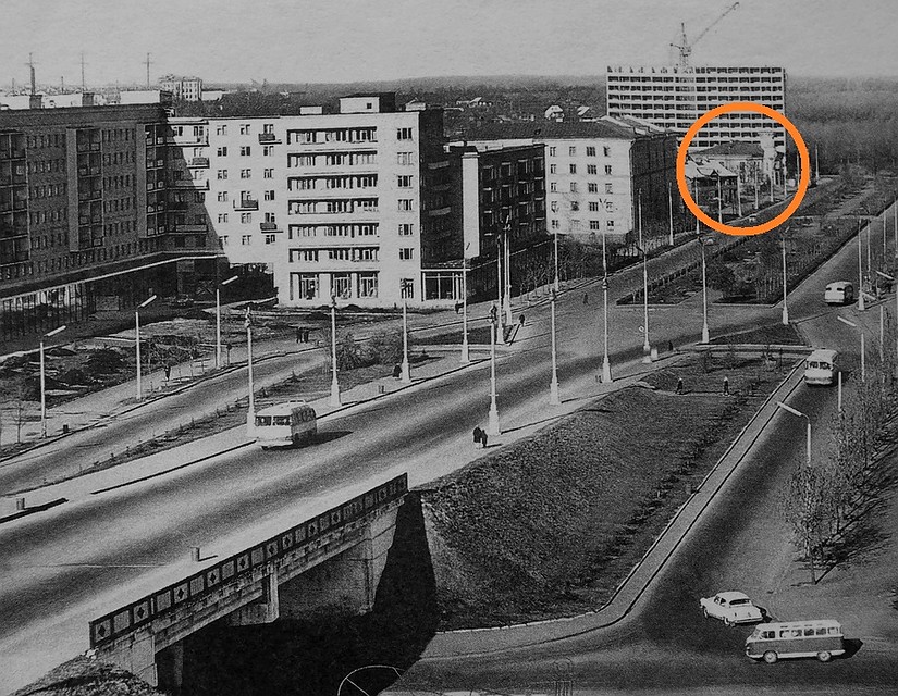 Перед строящимся зданием гостиницы "Юбилейная" видна старая минская мечеть. Фото: из книги В.Кириченко "Минск. Десятилетний путь столицы. 1960-1969".