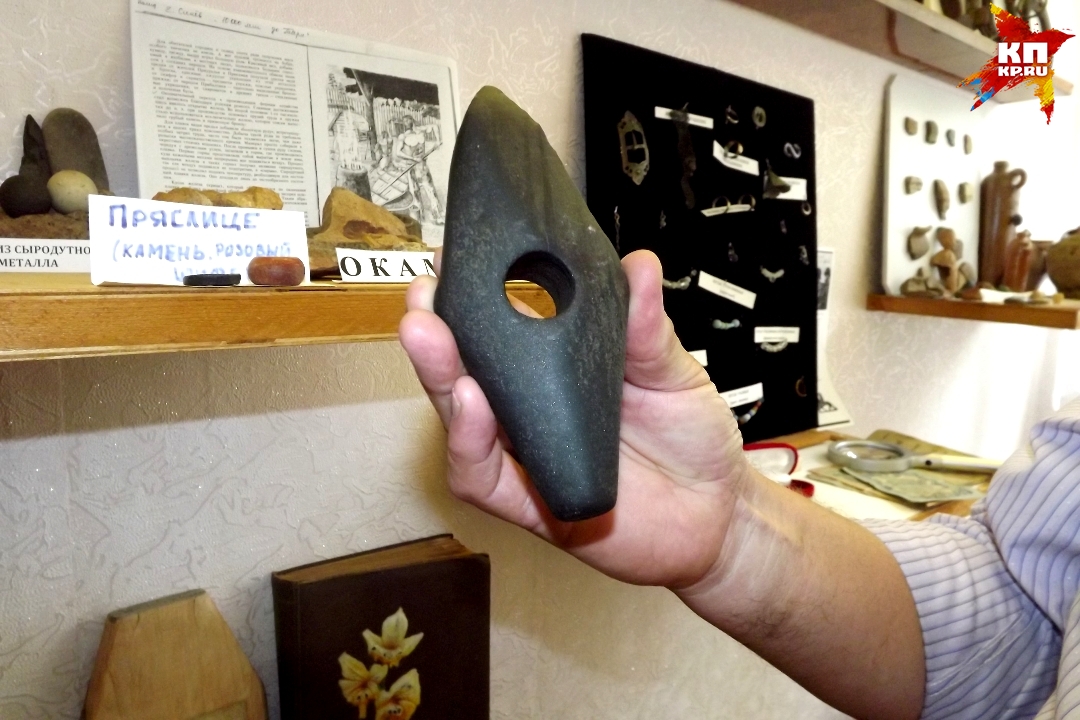 ...Фатьяновский топор. 2 тысячелетия до нашей эры Фото: Ирина ТАРАСОВА