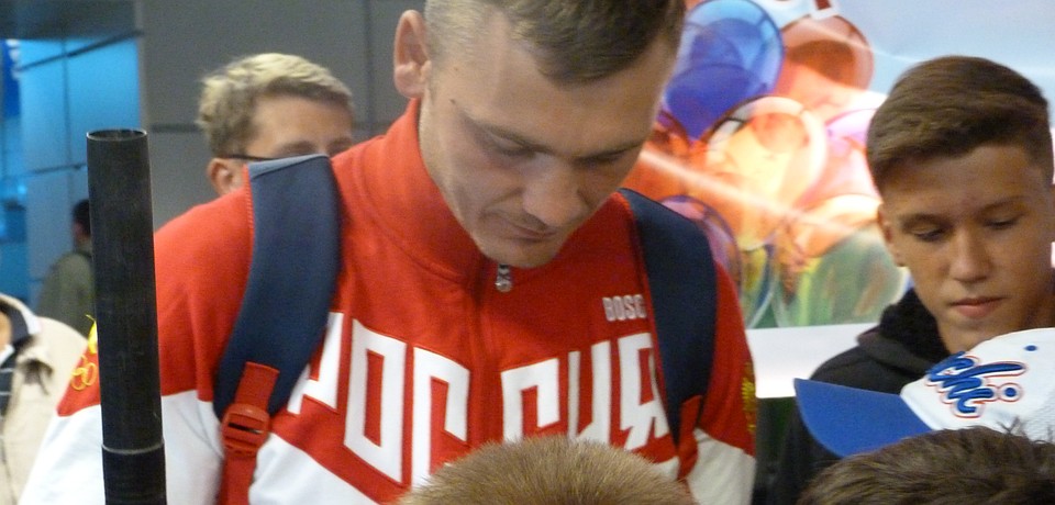 Спортсмена тут же окружили поклонники. Фото: Анна МИКУЛА