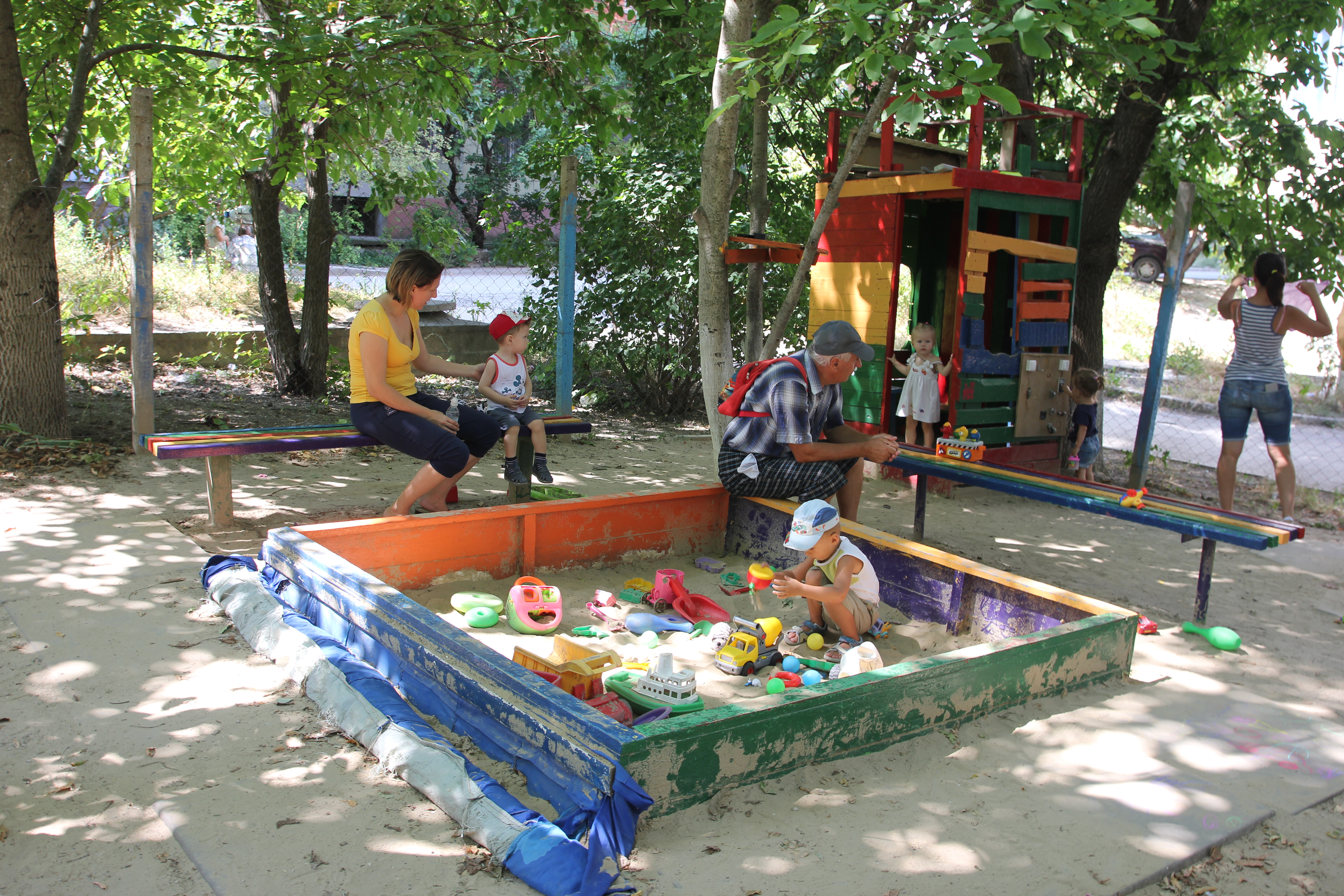 В песочницах чаще всего сейчас играют Артемы, Александы, Максимы, Анастасии, Марии и Анны. Фото: Алиса ЦАРИГОРОДЦЕВА