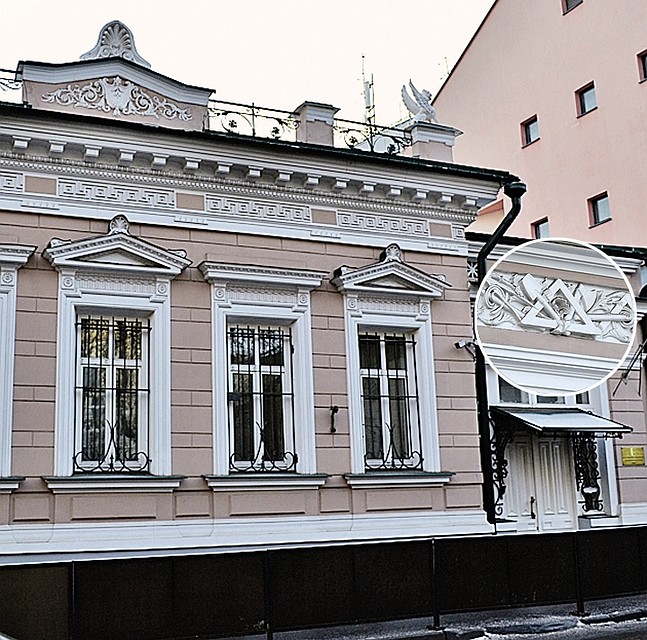 Дом инженера Фалеева в Гагаринском переулке весь в масонских символах. Раковина - символ саморазвития. Над входом (в круге) - лопатка (масон должен трудиться над собой!), «Лучезарная дельта» (знак просвещенности) и молоток (знак власти над камнем). Фото: Наталия АНДРЕАССЕН