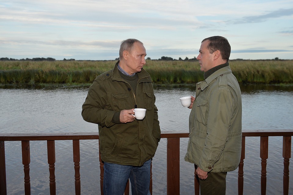 Путин и Медведев во время отдыха на острове Липно на озере Ильмень. Фото: Алексей Дружинин/пресс-служба президента РФ/ТАСС