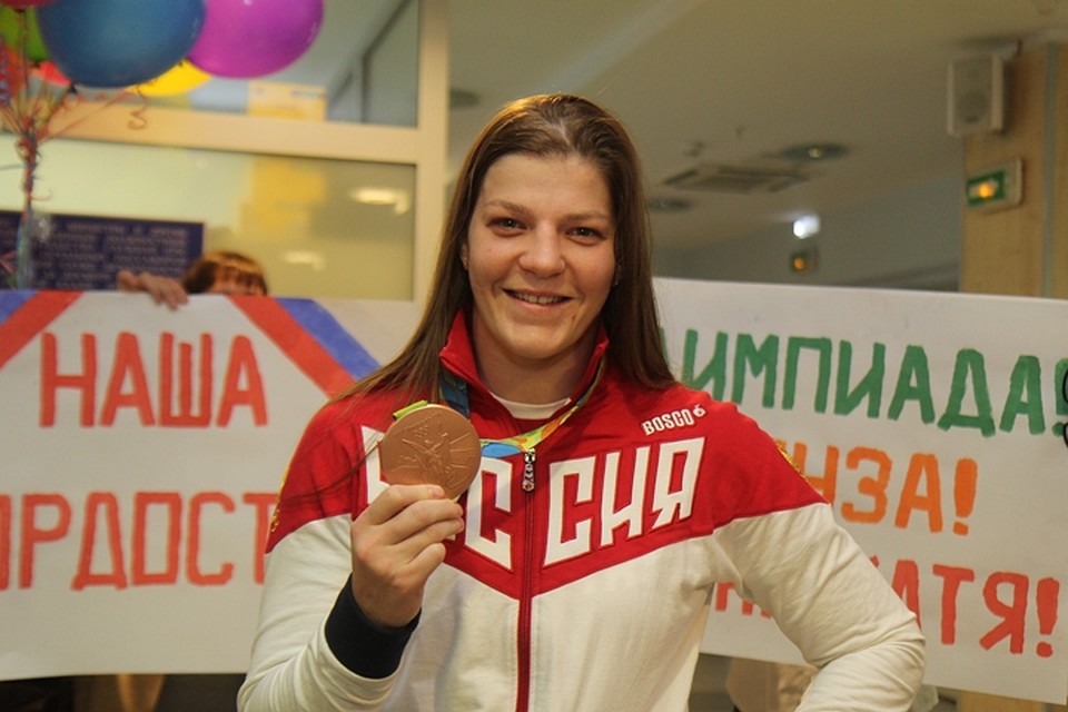 Екатерина Букина рассказывает, на что потратит призовые и почему ей не удалось взять медаль высшей пробы Фото: Юлия ПЫХАЛОВА