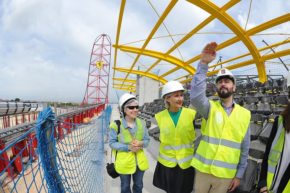 Ориоль Гарсия, менеджер курорта Port Aventura, проводит экскурсию про стройплощадке. Фото: Михаил ФРОЛОВ