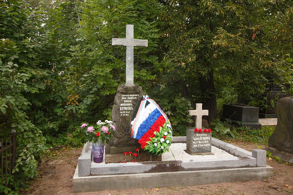 В большой крест включили осколки исторического, маленький - полностью "новодельный" Фото: Александр ГЛУЗ