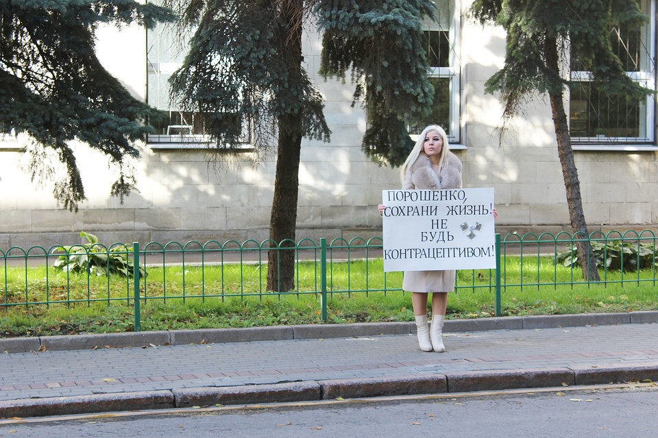 Диана Кади "поздравила" Петра Порошенко одиночным пикетом у посольства Украины. Фото: Диана КАДИ