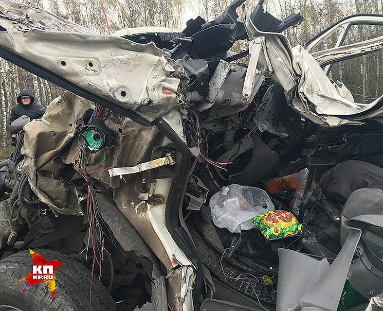 Разбитая кабина микроавтобуса. Фото: Павел КЛОКОВ
