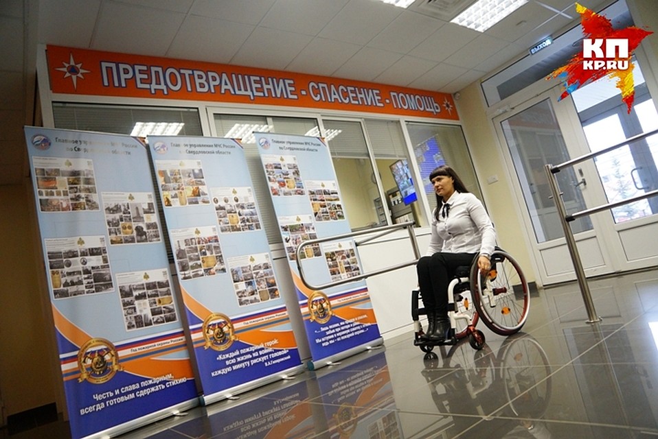 Анастасия работает диспетчером оперативной смены Центра управления в кризисных ситуациях ГУ МЧС Свердловской области. Фото: Алексей БУЛАТОВ