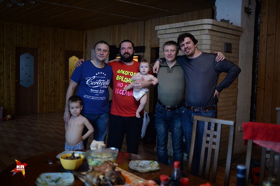 Читатели "КП" - самые душевные. Приняли наших спецкорров как родных. Фото: Виктор ГУСЕЙНОВ