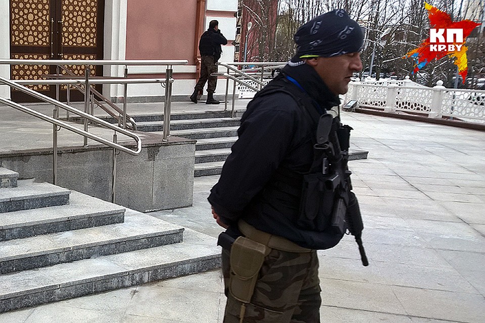 Пока Эрдоган молился, мечеть окружили автоматчики. Фото: Геннадий МОЖЕЙКО