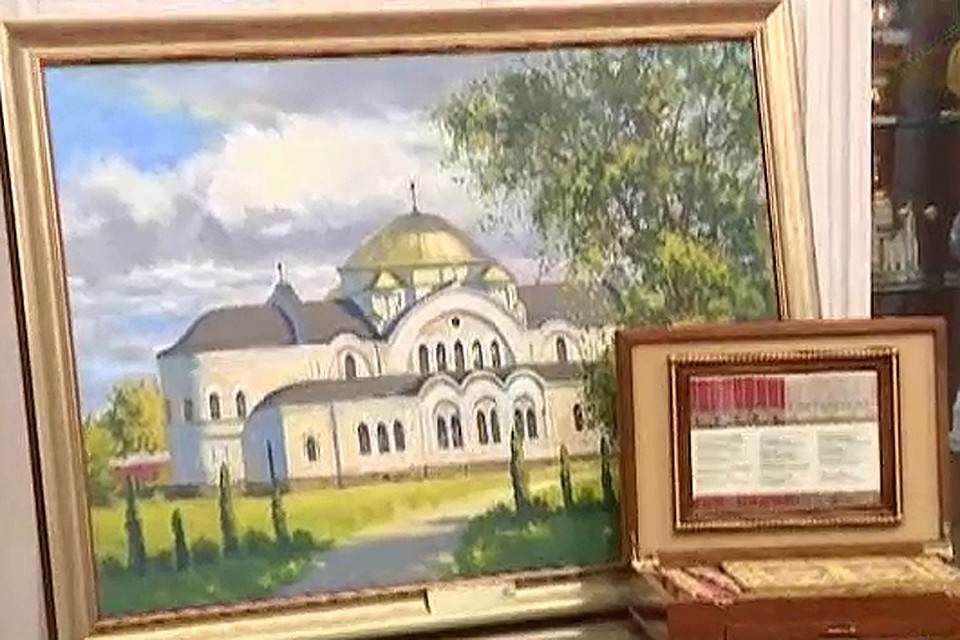 Еще один подарок - картина с собором, находящимся в Брестской крепости. Кадр телеканала «Беларусь-1».