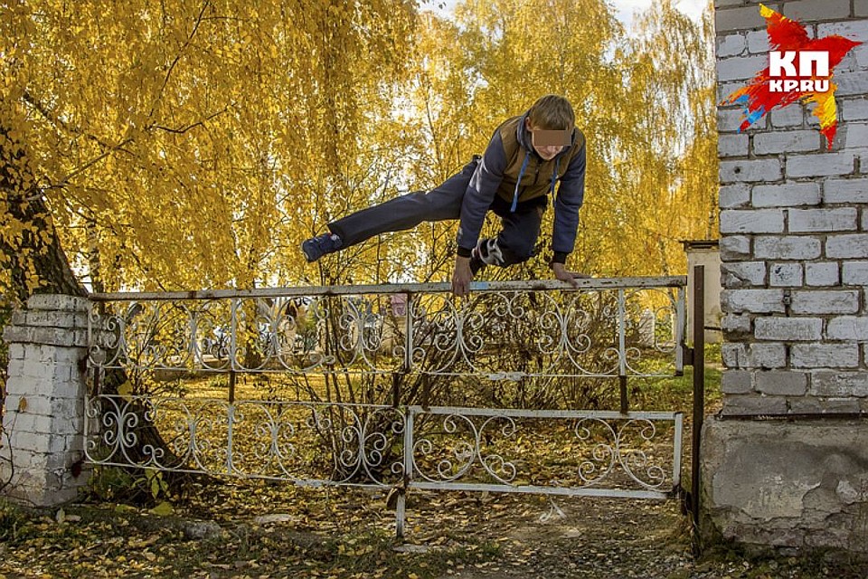 Третья пуля попала в школьника, когда он перепрыгивал через забор, убегая от учителя. Фото: Николай ОБЕРЕМЧЕНКО