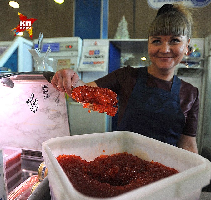 Красная икра, куда ж без неё в этих краях? Фото: Виктор ГУСЕЙНОВ
