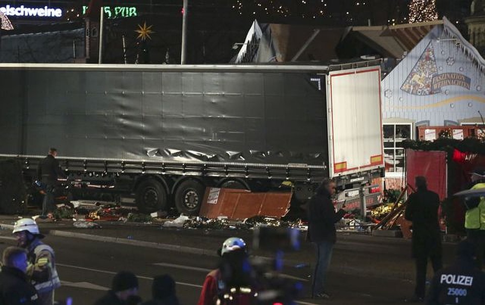 Полиция осматривает грузовик на рынке в Берлине Фото: REUTERS