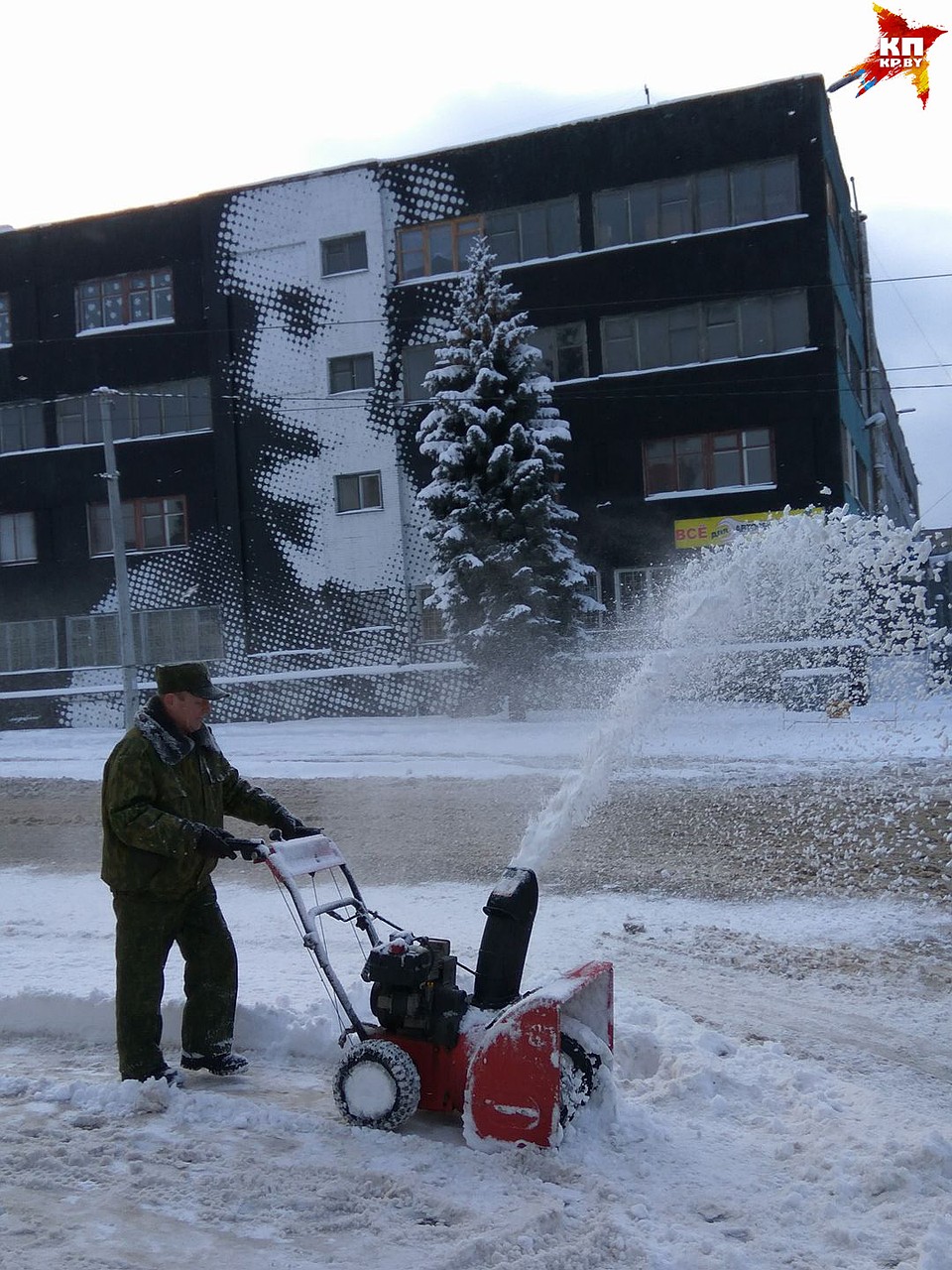 Даже уборка снега выглядит красиво! Фото: Дарья ЛОМОНОВСКАЯ