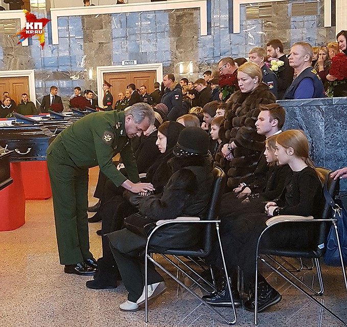 Министр подошел к жене Губанкова и его сыну со словами поддержки Фото: Виктор БАРАНЕЦ