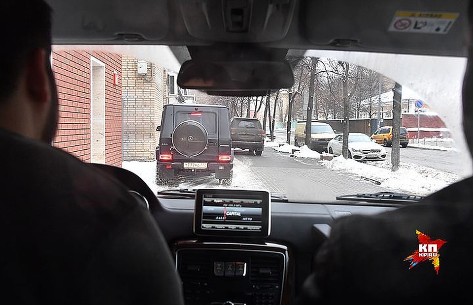 Люди молча пробегали мимо. И понять их нетрудно. Стоят две здоровенные машины, которые в народе сразу бы окрестили «бандитскими». Страшно, аж жуть! Фото: Евгения ГУСЕВА