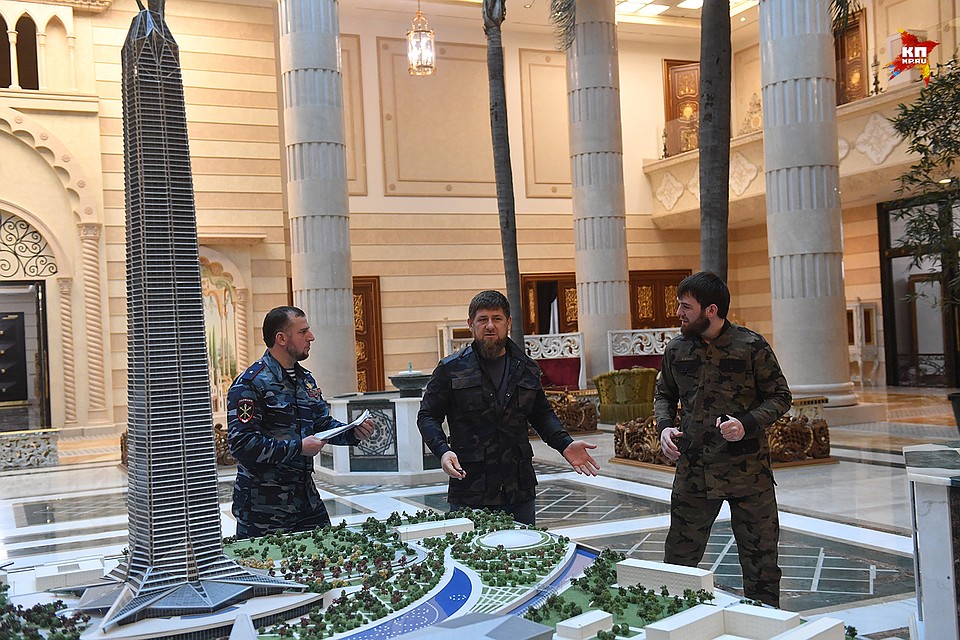 Рамзан Кадырова у макета Ахмат-тауэр в своей резеденции Фото: Владимир ВЕЛЕНГУРИН