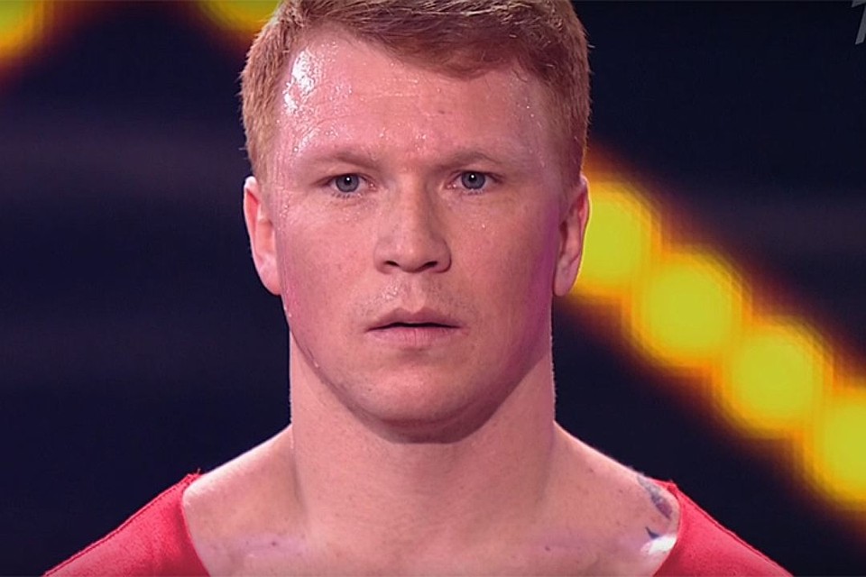 Евгений Смирнов так и не отказался от своего решения, несмотря на то, что к уговорам остаться присоединился и ведущий. Решено - танцор Смирнов покидает «Минуту славы» Фото: скриншот с видео
