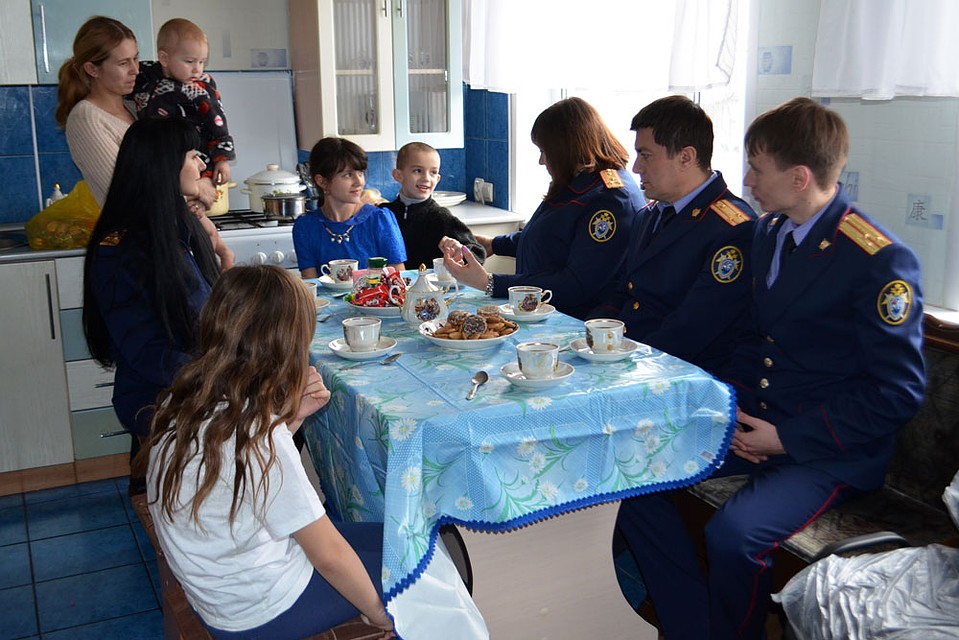 Сотрудники СК с подарками навестили многодетную семью. Фото: Евгения ГРЕБЕНИК