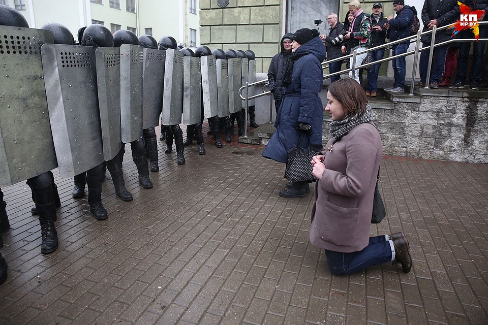 Девушка на коленях перед ОМОНом. Фото: Павел МАРТИНЧИК