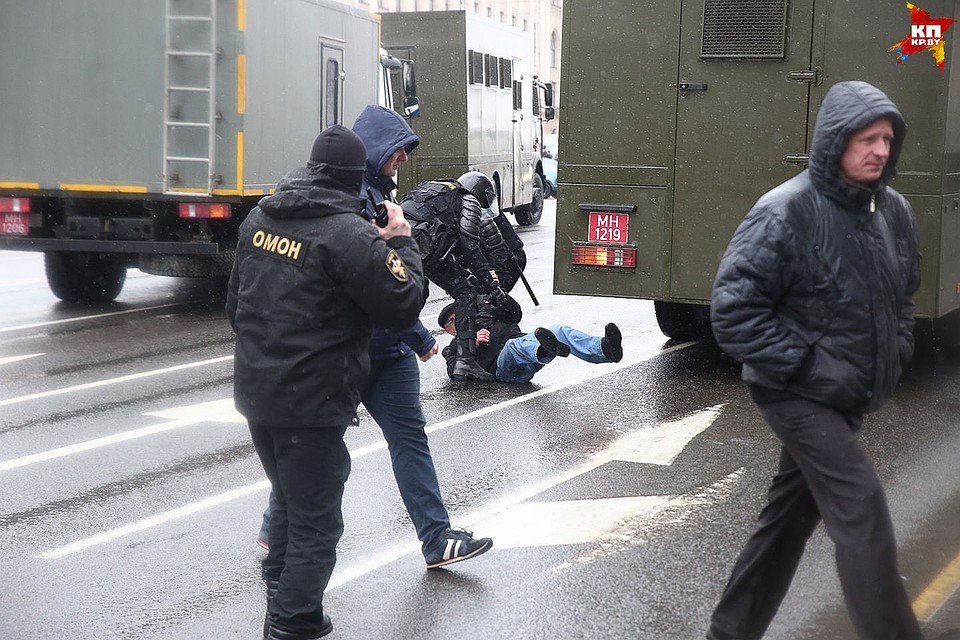 Некоторых задерживали очень жестко. Фото: Павел МАРТИНЧИК