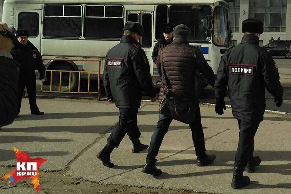 Полиция забирает участников несанкционированного митинга. Фото: Алексей КАЗАКОВЦЕВ