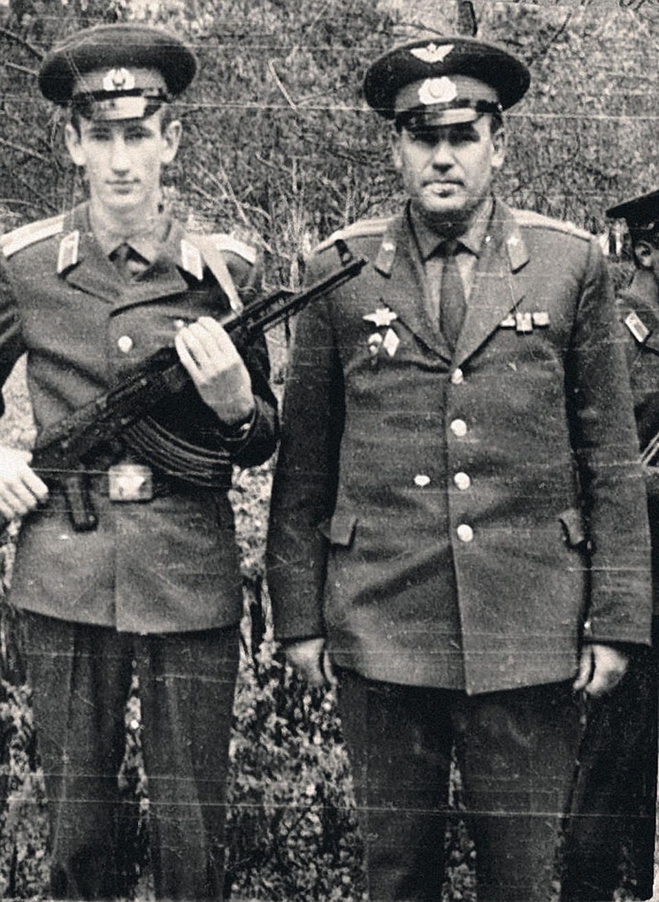 16 августа 1974 года. Валерий Бурков вместе с отцом после принятия присяги. Фото: Личный архив