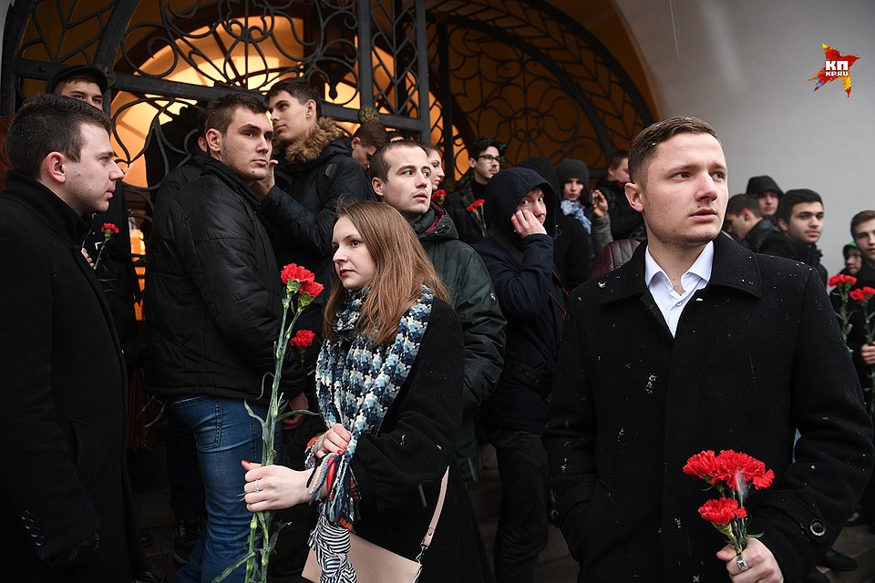 Москвичи несут цветы к стеле «Ленинград» в память жертв теракта в метро Петербурга Фото: Михаил ФРОЛОВ