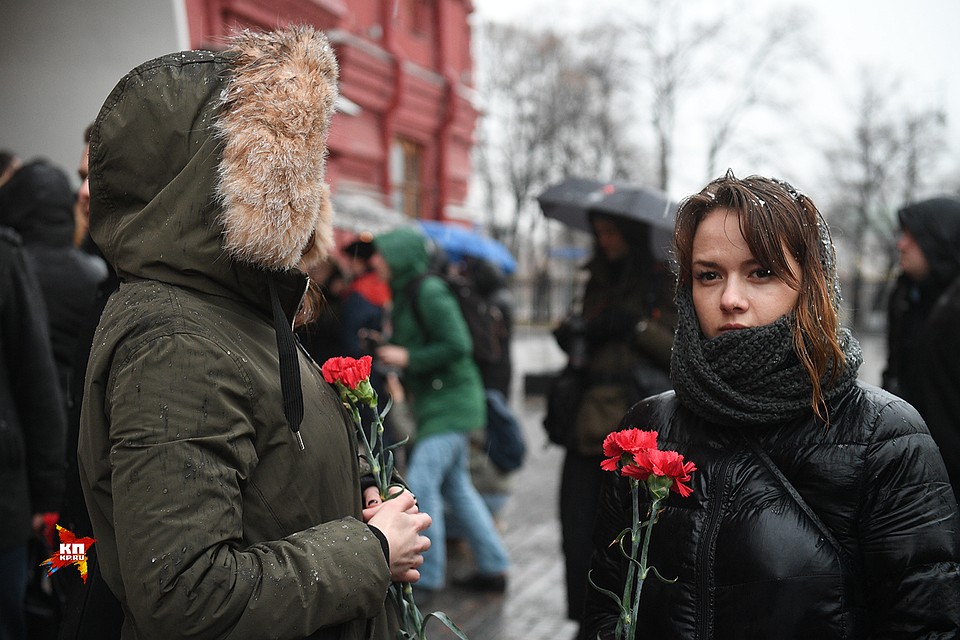 Москвичи несут цветы к стеле «Ленинград» в память жертв теракта в метро Петербурга Фото: Михаил ФРОЛОВ