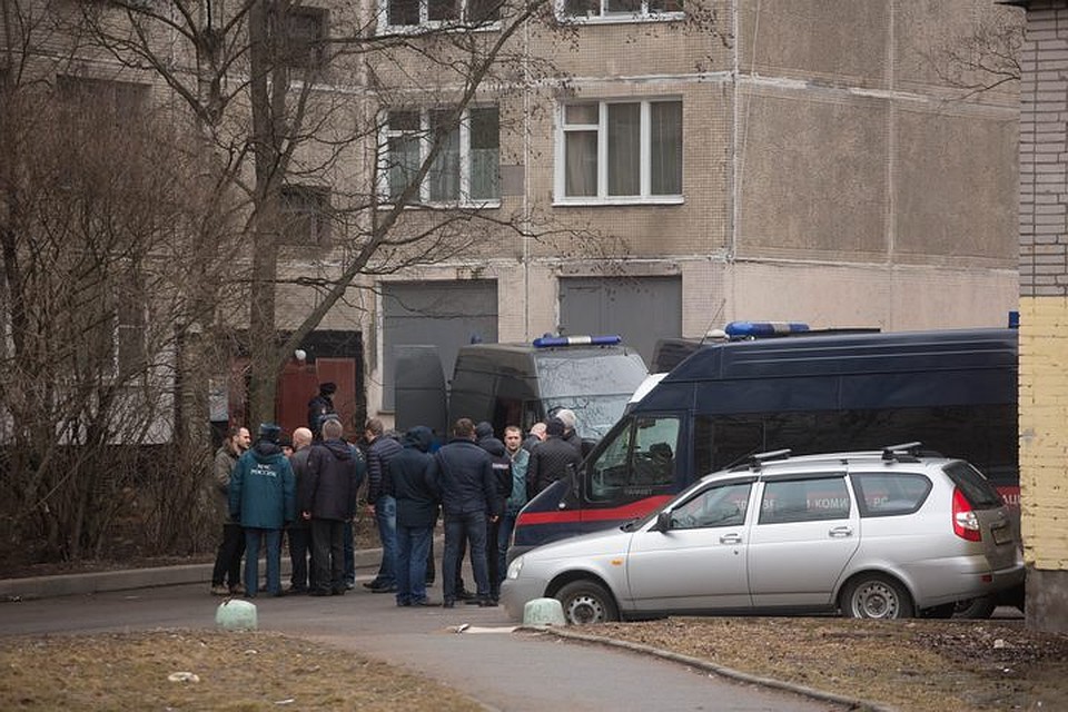 Парадная, из которой вывели предполагаемых террористов. Фото: Александр ГЛУЗ