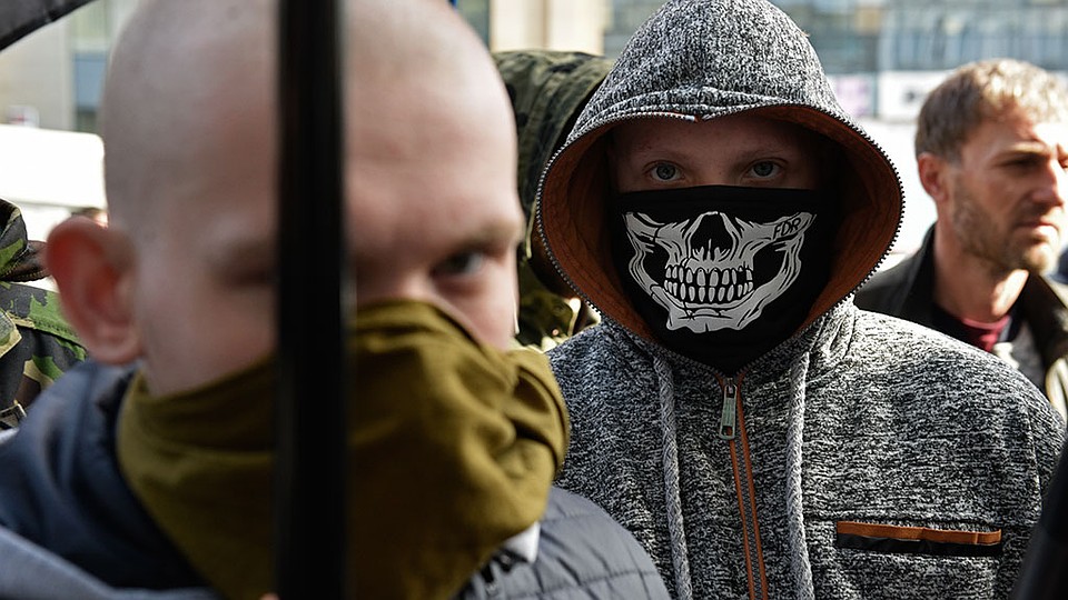 В мирном Киеве нацисты сорвали диктант, тогда как в военном Донецке акция состоялась. Фото: из Фейсбук
