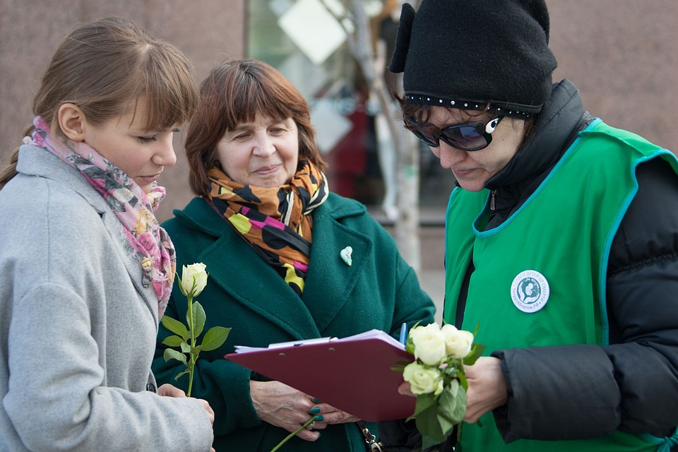 Более 200 самарцев подписали в этот день петицию о запрете абортов в России. Фото: Андрей ЦЫГАНОВ
