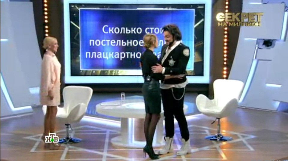 Филипп тепло приветствовал Сашу в студии. Фото: кадр видео.