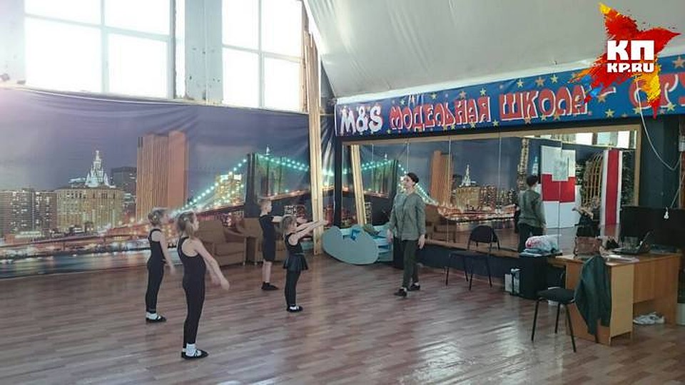 В школе моделей сегодня занимаются новые ученицы Фото: Светлана ВАЛИУЛИНА