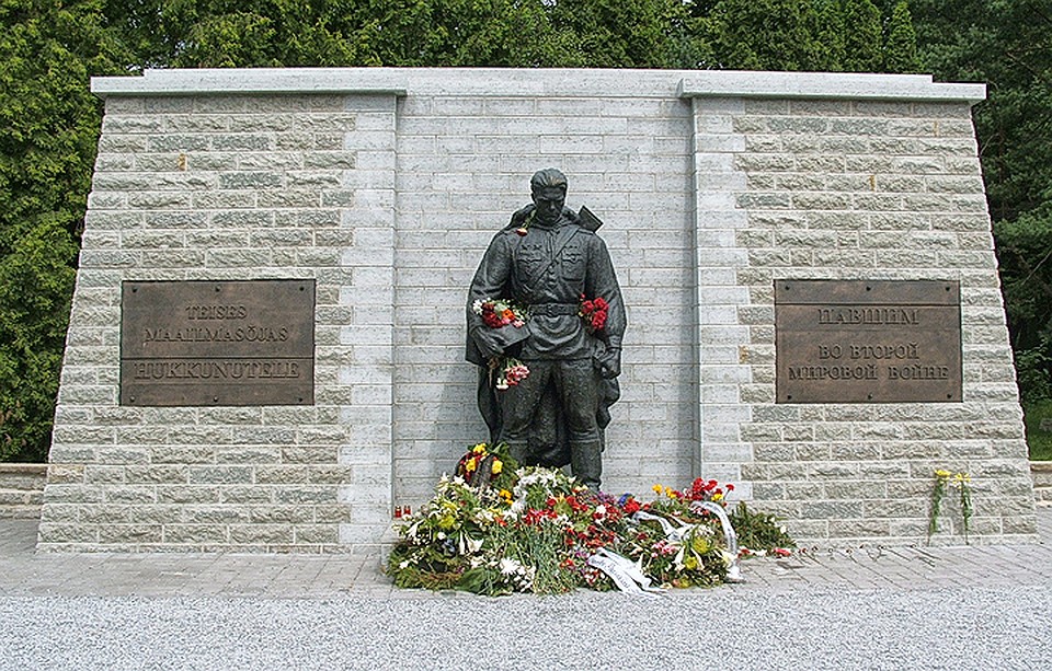 Нынешний вид "Бронзового солдата" на военном кладбище Таллина. ФОТО wikipedia.org